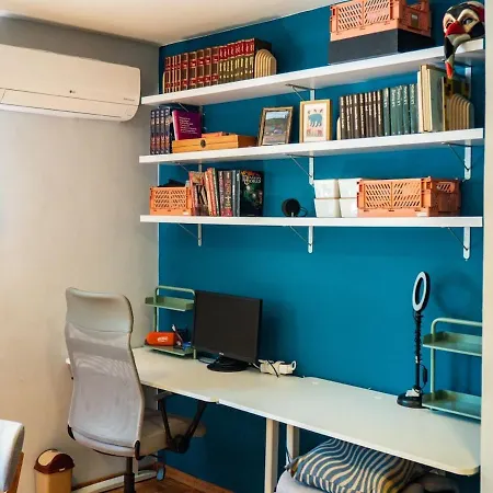 Colorful Cheyf In The Center Apartman